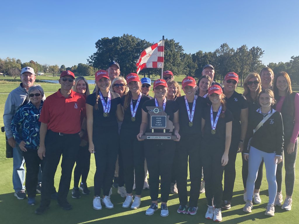 VizAthletics's tweet photo. Golf State champs with their family @VizAcademy https://t.co/fBwznVMDJK