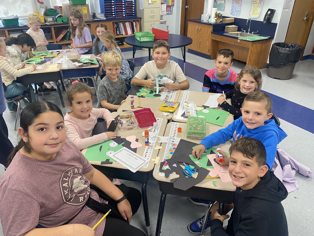 mrs_lang5's tweet image. We had the best day learning besides our Kindergarten Buddies today! We can’t wait to work together again!🎃🥰 #classroomcommunity