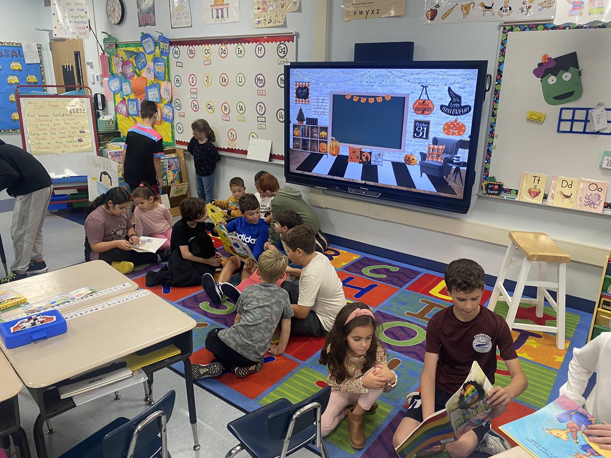mrs_lang5's tweet image. We had the best day learning besides our Kindergarten Buddies today! We can’t wait to work together again!🎃🥰 #classroomcommunity