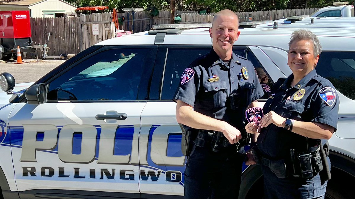 AISDPolice's tweet image. Honored to present our #PinkPatch to @rollingwoodpd Chief Muñoz as her department starts a pink patch collection! She’s a survivor, and also received assistance from @BCRCofTexas during her fight! It was a full circle moment for sure! 🩷💙🩷 @PinkPatchPrjct