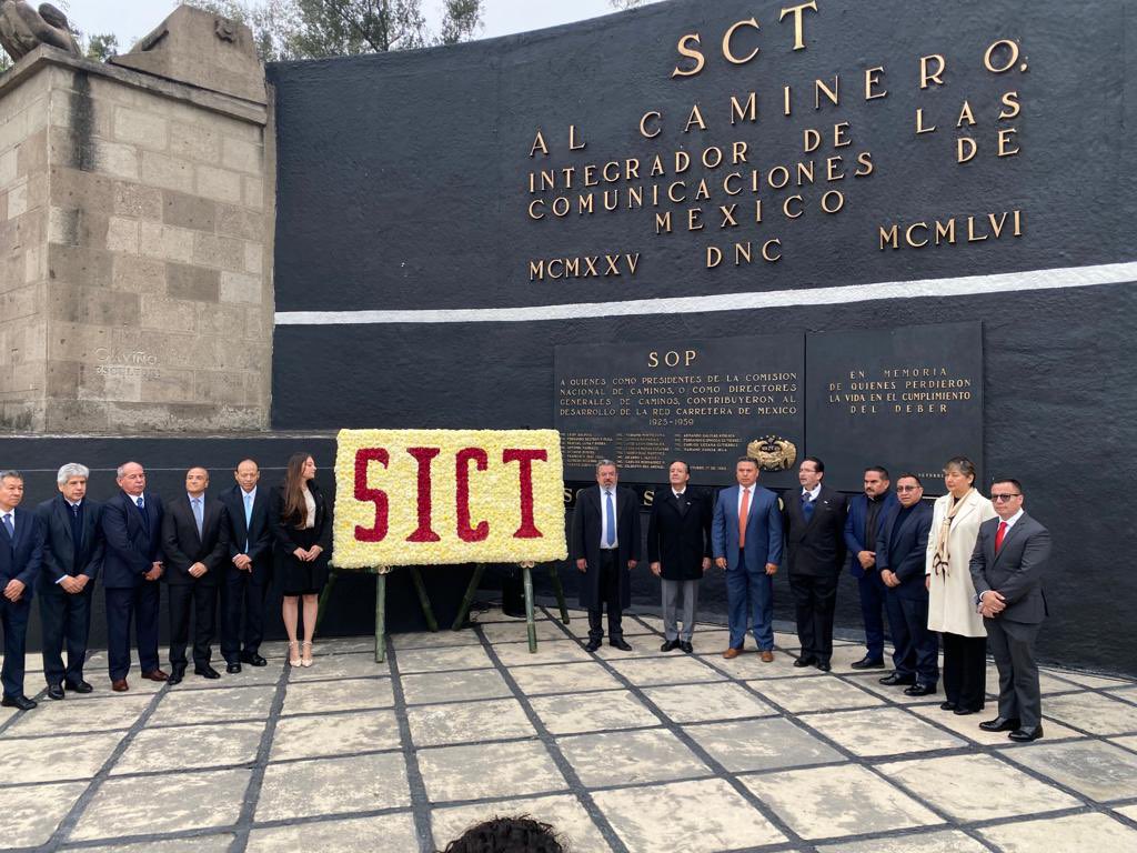 SalvaFdezAyala's tweet image. 17 de octubre “Dia del Caminero”, ceremonia de celebración y reconocimiento al caminero por @jorgenunol Secretario de la @SICTmx . Mejores caminos vendrán y en ellos bienestar para todos. 👷‍♂️👷🏻🚜.