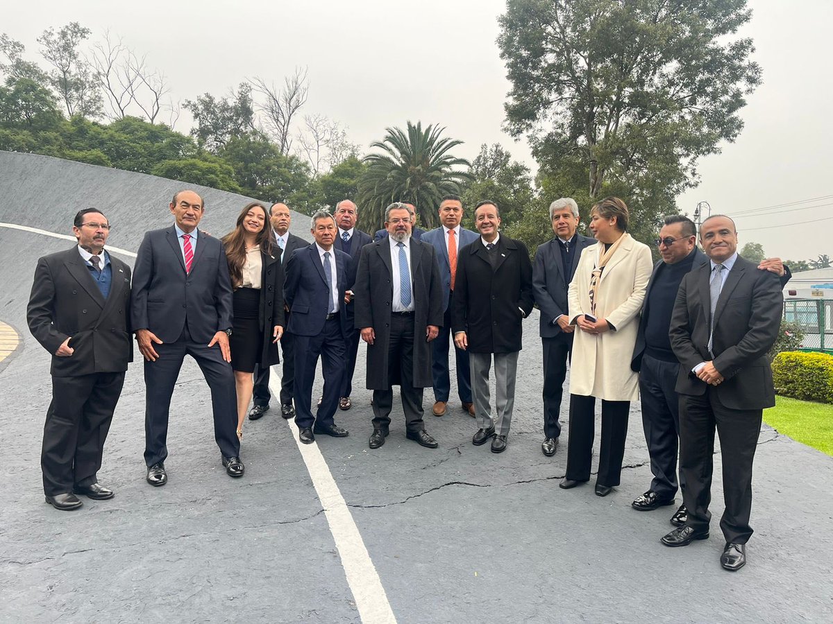 SalvaFdezAyala's tweet image. 17 de octubre “Dia del Caminero”, ceremonia de celebración y reconocimiento al caminero por @jorgenunol Secretario de la @SICTmx . Mejores caminos vendrán y en ellos bienestar para todos. 👷‍♂️👷🏻🚜.