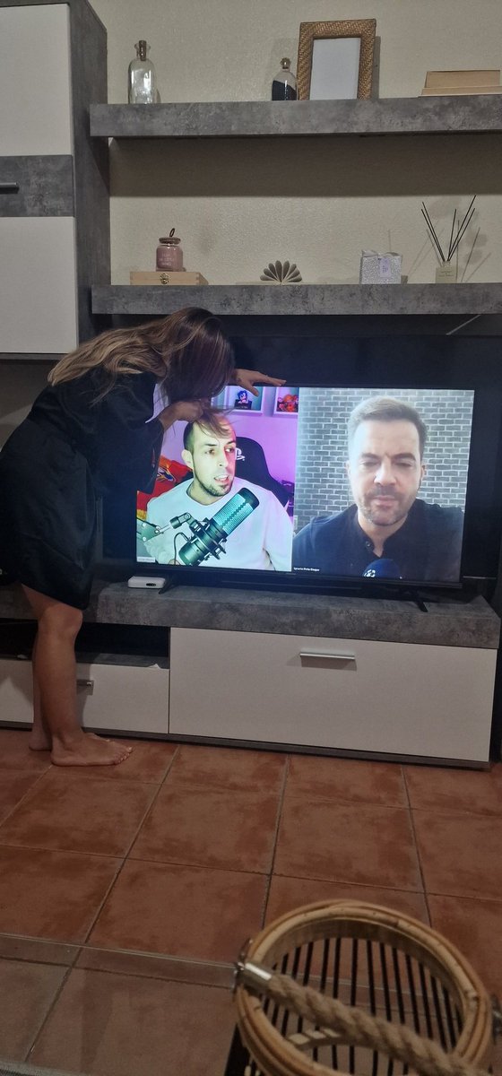hernancarpio's tweet photo. Mi mujer se pregunta, ¿como se verá  @quillobarrios con cabello? Vamos a ver! https://t.co/1HkipzSb5p