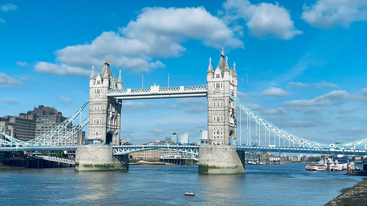 When you are in a bad mood, stand on the suspension bridge in London and take a breath of air. You will feel better☺️