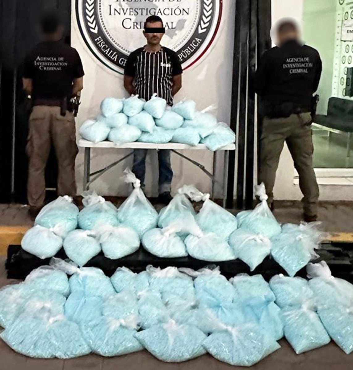 azucenau's tweet photo. Detienen en Sinaloa a un trailero con dos millones de pastillas de fentanilo que eran transportadas escondidos en la estructura de la unidad en la Carretera México 15, a la altura del Poblado Cinco en Ahome https://t.co/pJJEOyK5qA