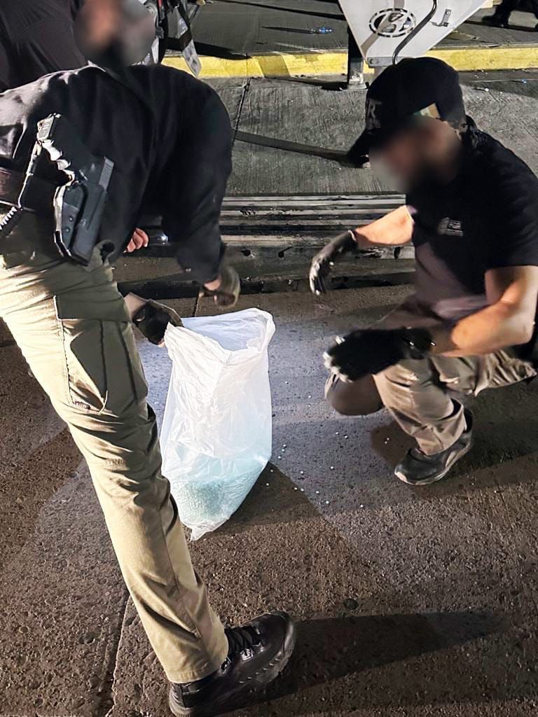 azucenau's tweet photo. Detienen en Sinaloa a un trailero con dos millones de pastillas de fentanilo que eran transportadas escondidos en la estructura de la unidad en la Carretera México 15, a la altura del Poblado Cinco en Ahome https://t.co/pJJEOyK5qA