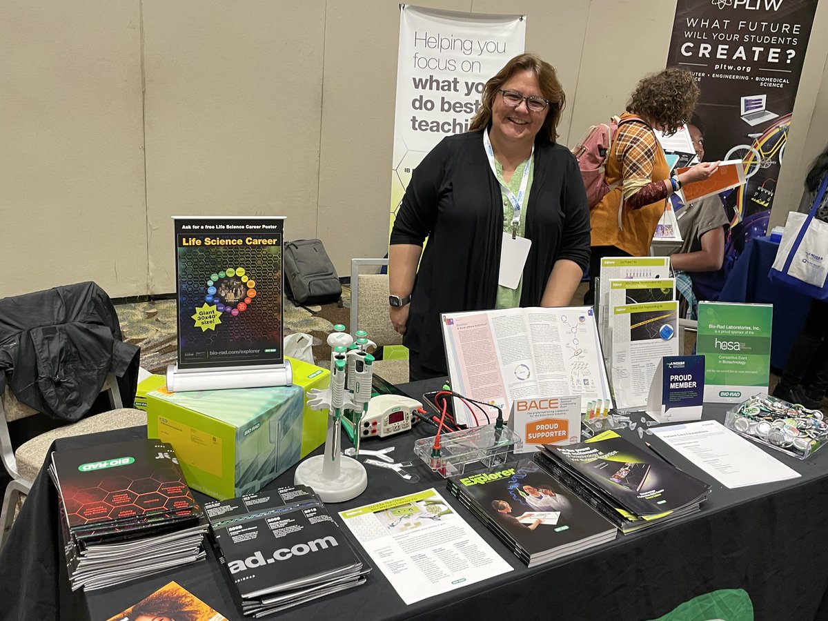 Damon_BioRad's tweet photo. Enabled a room full of educators at NCHSE's 2023 Conference extract their own DNA and take it home in a necklace. A great way to introduce students to DNA and the starting point for many medical tests and therapies #nchse3 #nchse2023 @BioRadEducation https://t.co/1U4HZLG32J