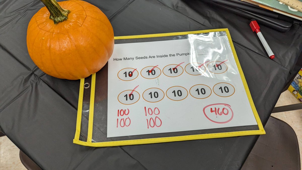neene's tweet photo. Did you make an estimate of how many seeds were inside yesterday's pumpkin? That little 3.2 pound pumpkin (19 ribs and 20.64 inch circumference) had 460 seeds inside. How did your estimate compare? #PumpkinDataProject #WardTechCafe https://t.co/UE1WQ9c1eT