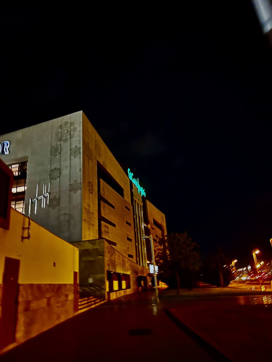 Nos pasan aviso de que hay mínimo 20 farolas apagadas noche tras noche en la zona del Hipercor.
 Se solicita solución en la zona al respecto. Esta situación transmite inseguridad en la zona a las personas que transitan por aquí. <a href="/ayuncordoba_es/">Ayuntamiento Córdoba</a> <a href="/desdelacalleCor/">Desde la calle</a>  #x1barriomejor