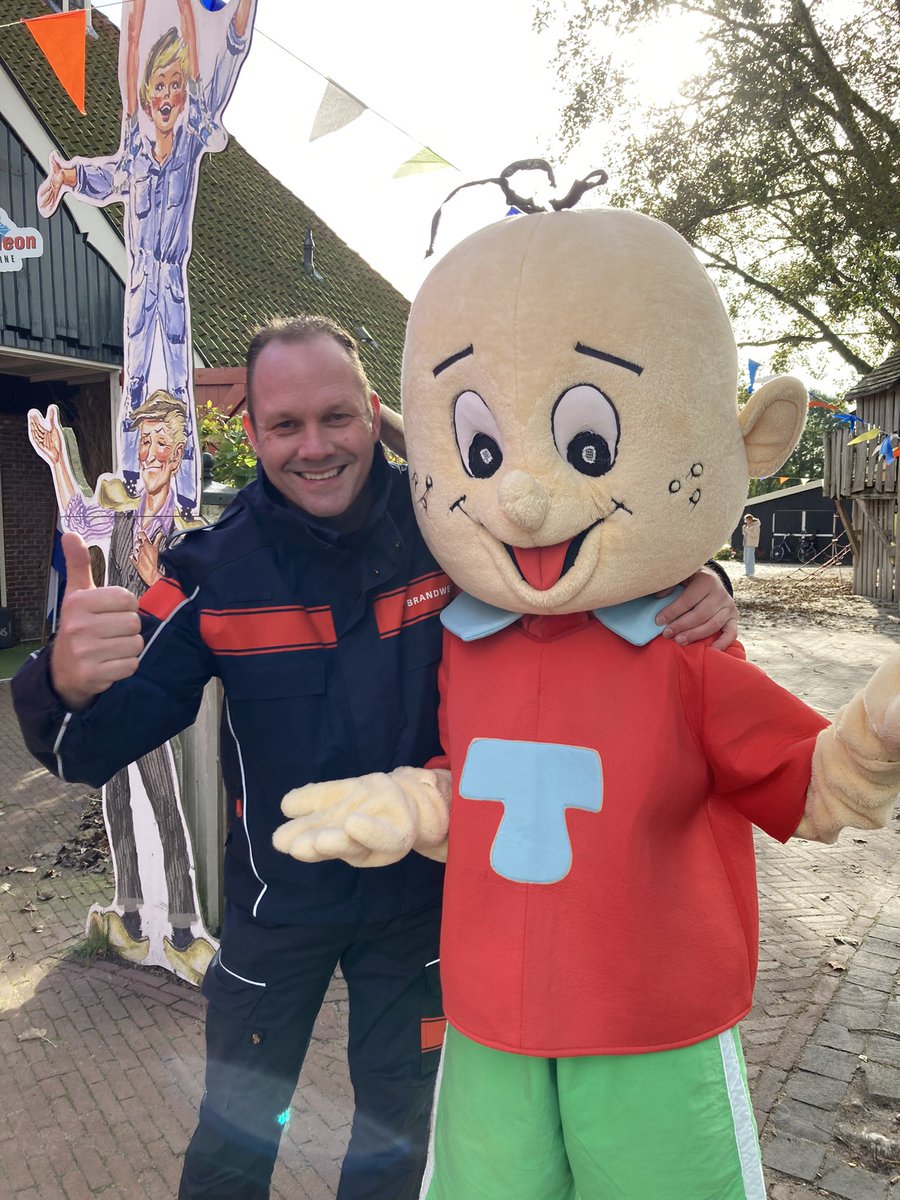 wietzenu's tweet photo. #kinderboekendag #terherne op de foto met mijn held! #tomke @BrandweerFrl @VRFryslan https://t.co/XfOMM2qhGv