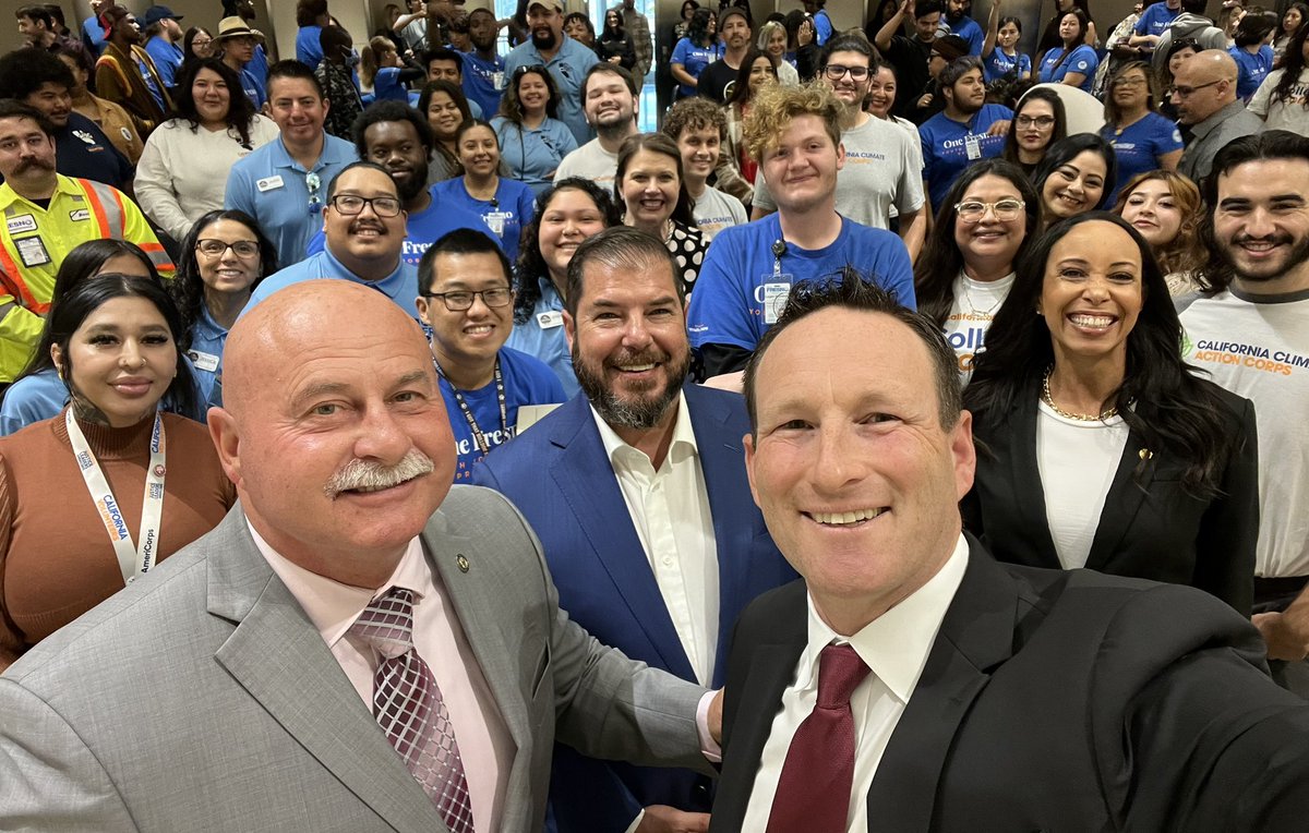 JoshFryday's tweet photo. California Service Corps all in one place‼️
#CollegeCorps
#ClimateActionCorps
#YouthJobsCorps
#AmericorpsCalifornia
First Statewide Pledge Ceremony for thousands of California service-members transforming their lives, and transforming communities. Win-Win! 👊 https://t.co/Pr7X8QUZS5