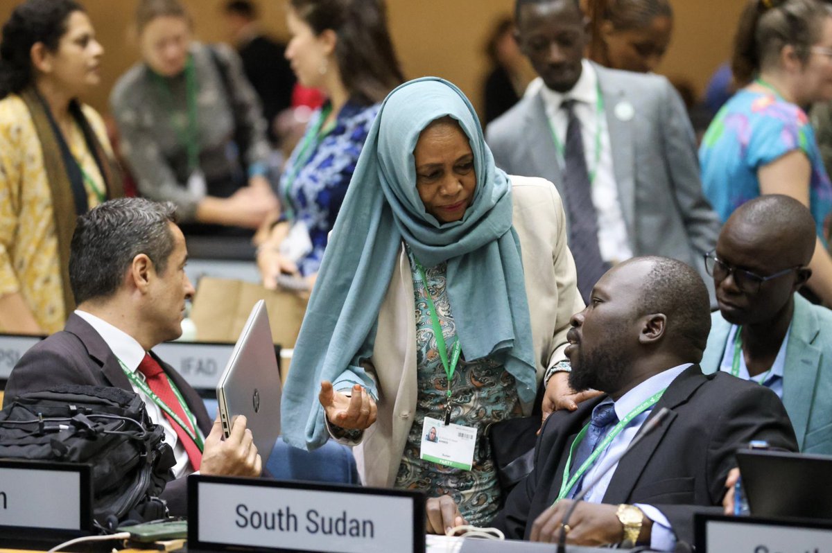 oscar_soria's tweet photo. Here at #SBSTTA25, in less than a year after #COP15, countries are already on track to break the burgeoning teeth of the @UNBiodiversity Convention. Countries are weakening one of the most important things they managed to put in place less than a year ago. Thread from Nairobi🧵 https://t.co/o99LNUuVFi