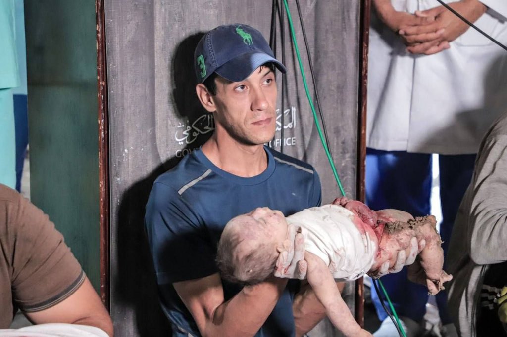 cintagaza_my's tweet photo. 600 syahid dan 900 cedera dalam pengeboman pesawat rejim Zionis di Hospital Al Ahli Al Ma’madani di Gaza, yang merupakan hospital yang bergabung dengan komuniti Kristian. Semua yang syahid dan cedera adalah orang awam, kebanyakannya kanak-kanak dan wanita. 

Sumber: Gaza Now https://t.co/eh6eURJ652