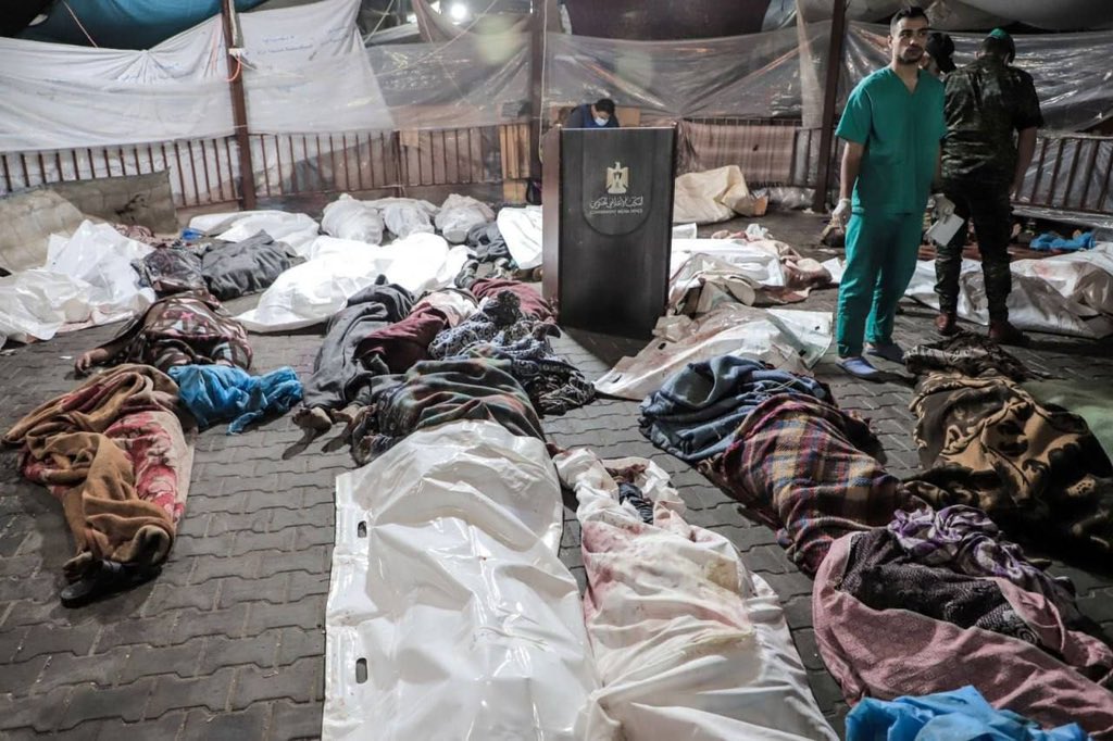 cintagaza_my's tweet photo. 600 syahid dan 900 cedera dalam pengeboman pesawat rejim Zionis di Hospital Al Ahli Al Ma’madani di Gaza, yang merupakan hospital yang bergabung dengan komuniti Kristian. Semua yang syahid dan cedera adalah orang awam, kebanyakannya kanak-kanak dan wanita. 

Sumber: Gaza Now https://t.co/eh6eURJ652