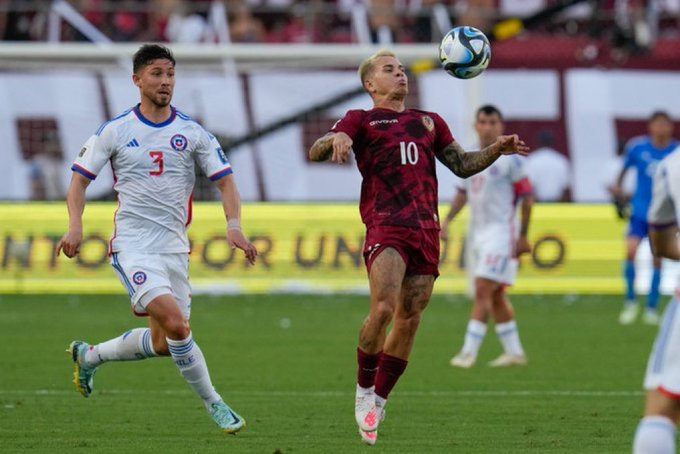 VTVcanal8's tweet photo. ¡Cada vez más cerca del mundial! ⚽️🌎

En un partido sin presendentes y a casa llena, la selección Vinotinto golea por tercera vez a Chile.😎🥳

¡VAMOS VENEZUELA! 

🇻🇪 3 - 0 🇨🇱

#DiálogoDePaz