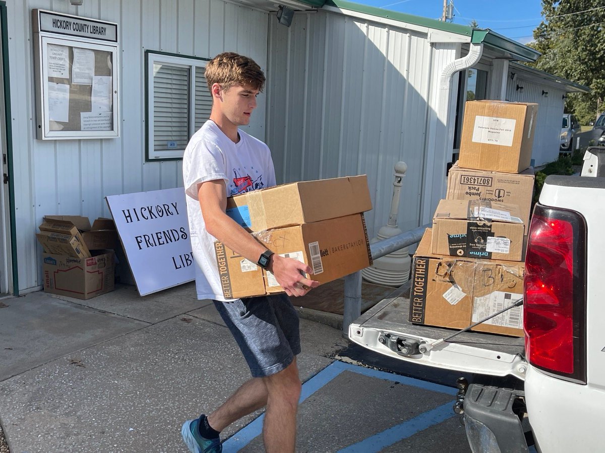 HermitageSchool's tweet image. Thank you to @hermitagefbla ms & hs members for assisting at the Hickory Co Public Library yesterday. They moved boxes of books and tables as the Friends of the Library sale wrapped up. 📚💪💜💛💯 #libraryservice #HornetWorkers #ACenturyofExcellence #WeAreHermitage