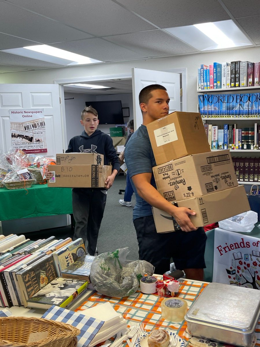 HermitageSchool's tweet image. Thank you to @hermitagefbla ms & hs members for assisting at the Hickory Co Public Library yesterday. They moved boxes of books and tables as the Friends of the Library sale wrapped up. 📚💪💜💛💯 #libraryservice #HornetWorkers #ACenturyofExcellence #WeAreHermitage