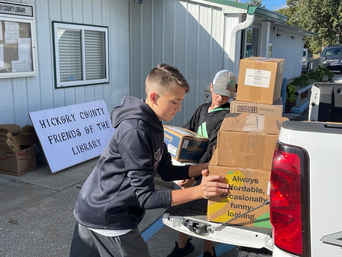 HermitageSchool's tweet image. Thank you to @hermitagefbla ms & hs members for assisting at the Hickory Co Public Library yesterday. They moved boxes of books and tables as the Friends of the Library sale wrapped up. 📚💪💜💛💯 #libraryservice #HornetWorkers #ACenturyofExcellence #WeAreHermitage