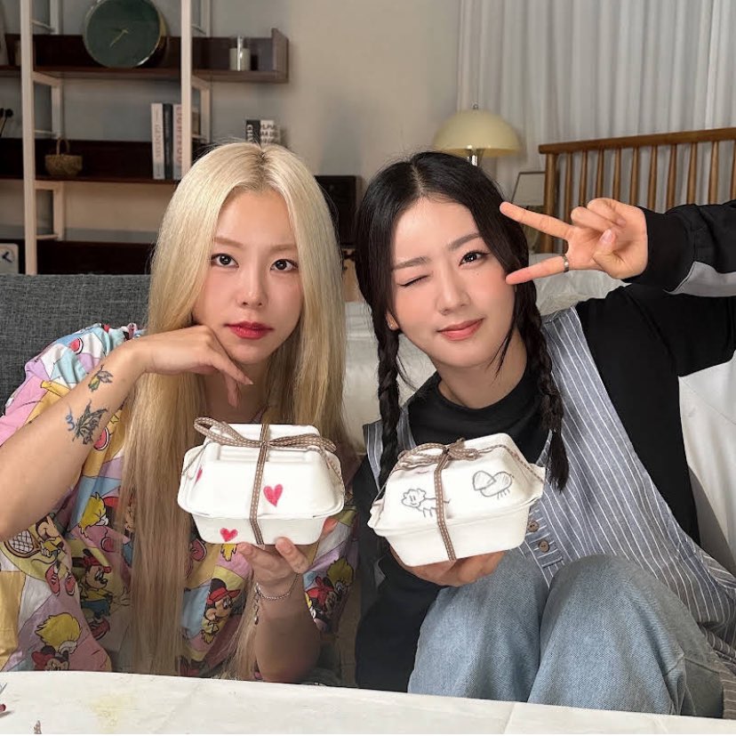 LegendaryApink's tweet photo. Yoon Bomi reveals that the next guest on her 'Idol Babysitter' section on YouTube will be MAMAMOO's Wheein who just released her first full album 'IN the Mood'
🌑🌃🌠
Channel: https://t.co/2CQLlWu3oj #Apink #MAMAMOO #WHEEIN_InTheMood #MAMAPINK https://t.co/Yj9btKCdXC