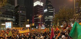 🔴 İstanbul'daki İsrail Başkonsolosluğu önünde protesto

🎙️ İsrail'in İstanbul Başkonsolosluğu önünde toplanan vatandaşlar, sloganlarla İsrail'i protesto etti. Kalabalığın bir kısmı konsolosluğun etrafındaki güvenlik bariyerlerini aşmak istedi. Bazı vatandaşlar ellerindeki