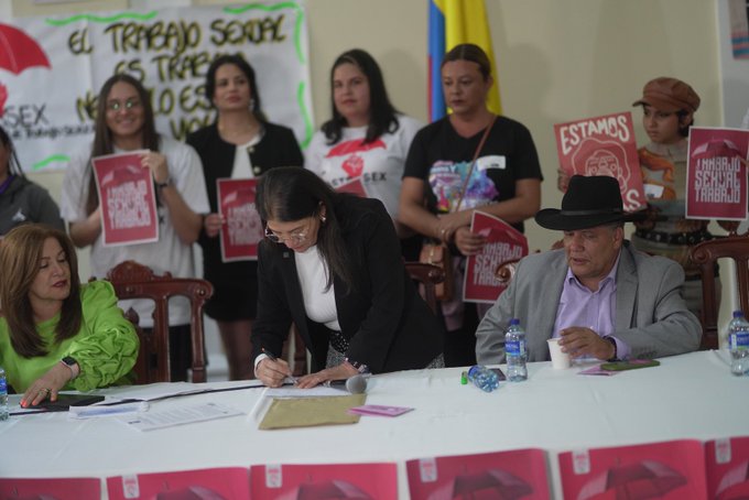 Hoy fue un d&iacute;a hist&oacute;rico para las trabajadoras sexuales de Colombia.   Hoy por primera vez en la historia<a href="/tag/desnuda"class="tags"><span>#desnuda</span></a>