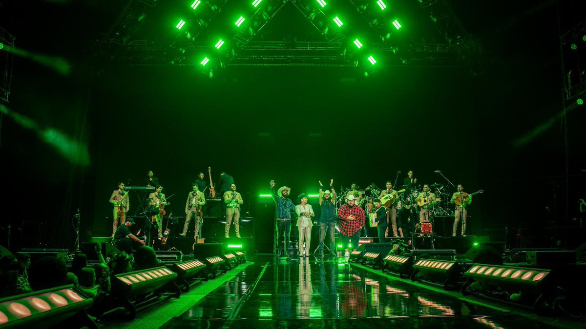 NuncaJamasBand's tweet photo. Así nos despedimos del #Foraji2Tour 
No tenemos palabras para describir la calidez con la que nos recibió el público de Nodal el domingo en @thekiaforum en LA. Gracias Christian, equipo de producción y a @jgmusicoficial

Los vamos a extrañar 🙏 

📷 @ramferlopez https://t.co/Ty2qQmksPz