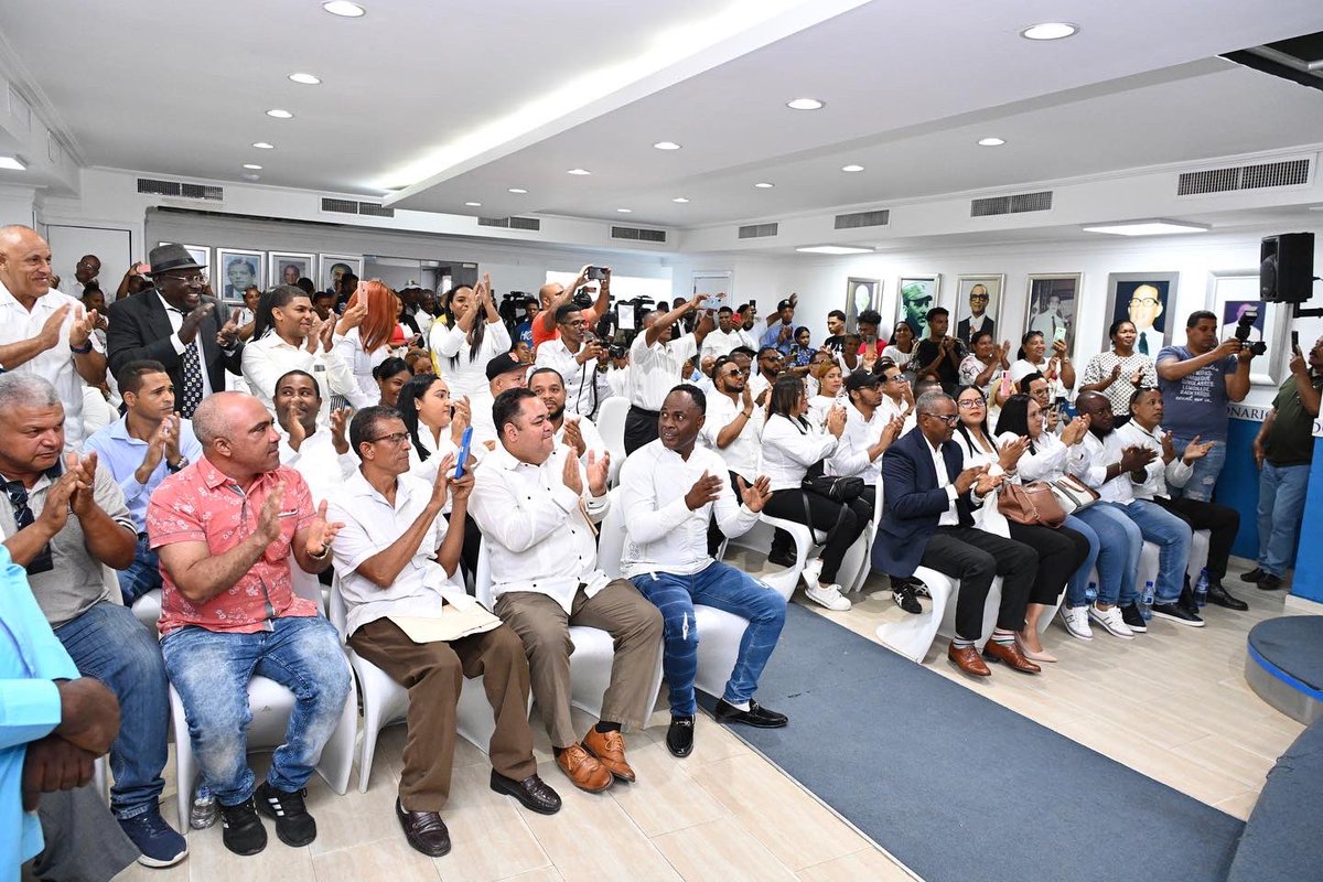 En un acto histórico, hoy recibo con los brazos abiertos al alcalde de Los Alcarrizos, mi amigo Cristian Encarnación, quien regresa a su casa con todo su equipo político a trabajar por <a href="/miprd/">Partido Revolucionario Dominicano</a>. 

Conozco la calidad humana y  política de mi amigo Cristian. En esta casa de la
