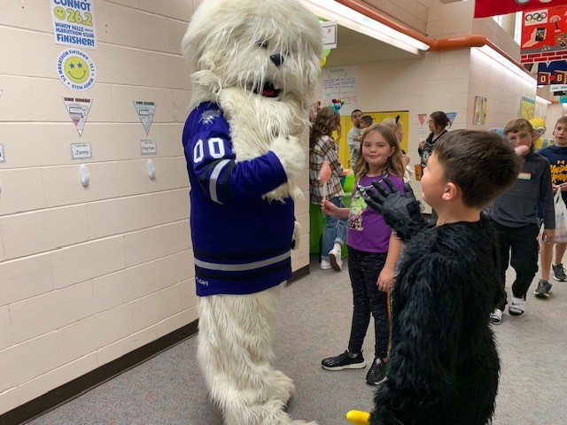 TriCityStorm's tweet photo. Stormy was invited to Windy Hills Elementary for last week's Boo Bash event! Thank you Windy Hills Elementary! 

If you would like Stormy or Storm Players to attend your event, contact 308-338-8144. https://t.co/6QQzMMbYIN