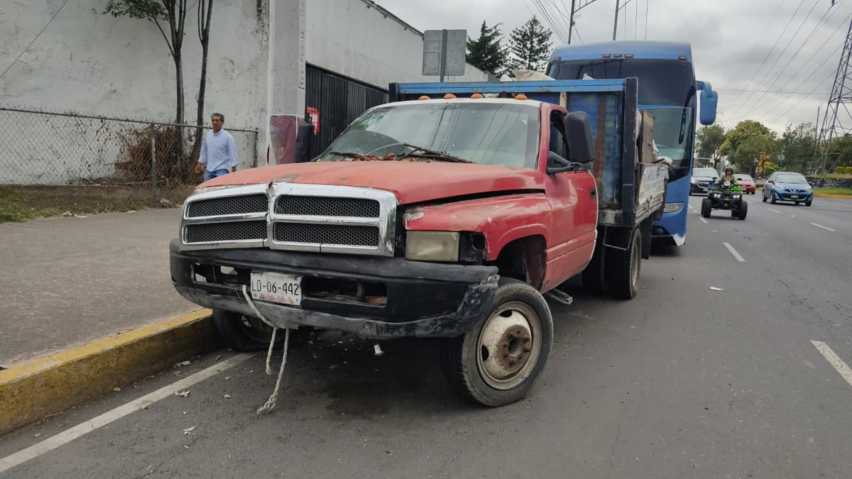 RICARDOVERAAUDI's tweet photo. @Alcaldia_Coy @SSC_CDMX solicitamos ayuda para el retiro de este auto abandonado en eje 10 (Pedro Enríquez Ureña) afuera del número 40. Ya hay gente que duerme dentro. https://t.co/3nRYurcZDV