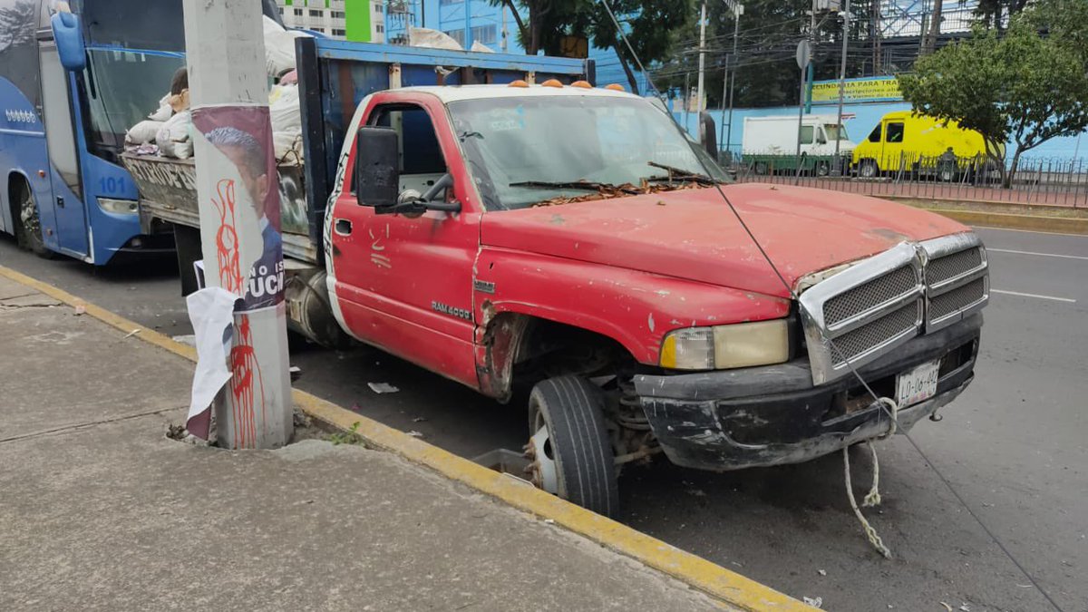 RICARDOVERAAUDI's tweet photo. @Alcaldia_Coy @SSC_CDMX solicitamos ayuda para el retiro de este auto abandonado en eje 10 (Pedro Enríquez Ureña) afuera del número 40. Ya hay gente que duerme dentro. https://t.co/3nRYurcZDV