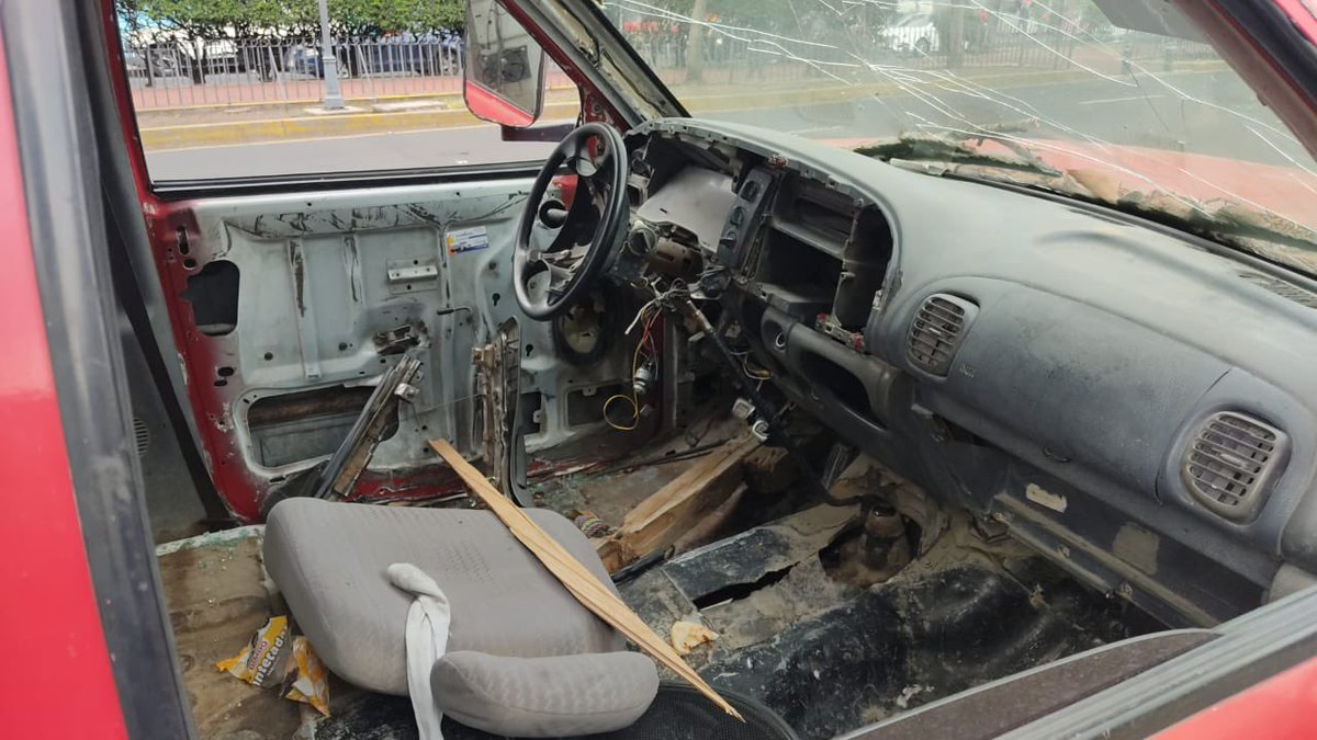 RICARDOVERAAUDI's tweet photo. @Alcaldia_Coy @SSC_CDMX solicitamos ayuda para el retiro de este auto abandonado en eje 10 (Pedro Enríquez Ureña) afuera del número 40. Ya hay gente que duerme dentro. https://t.co/3nRYurcZDV