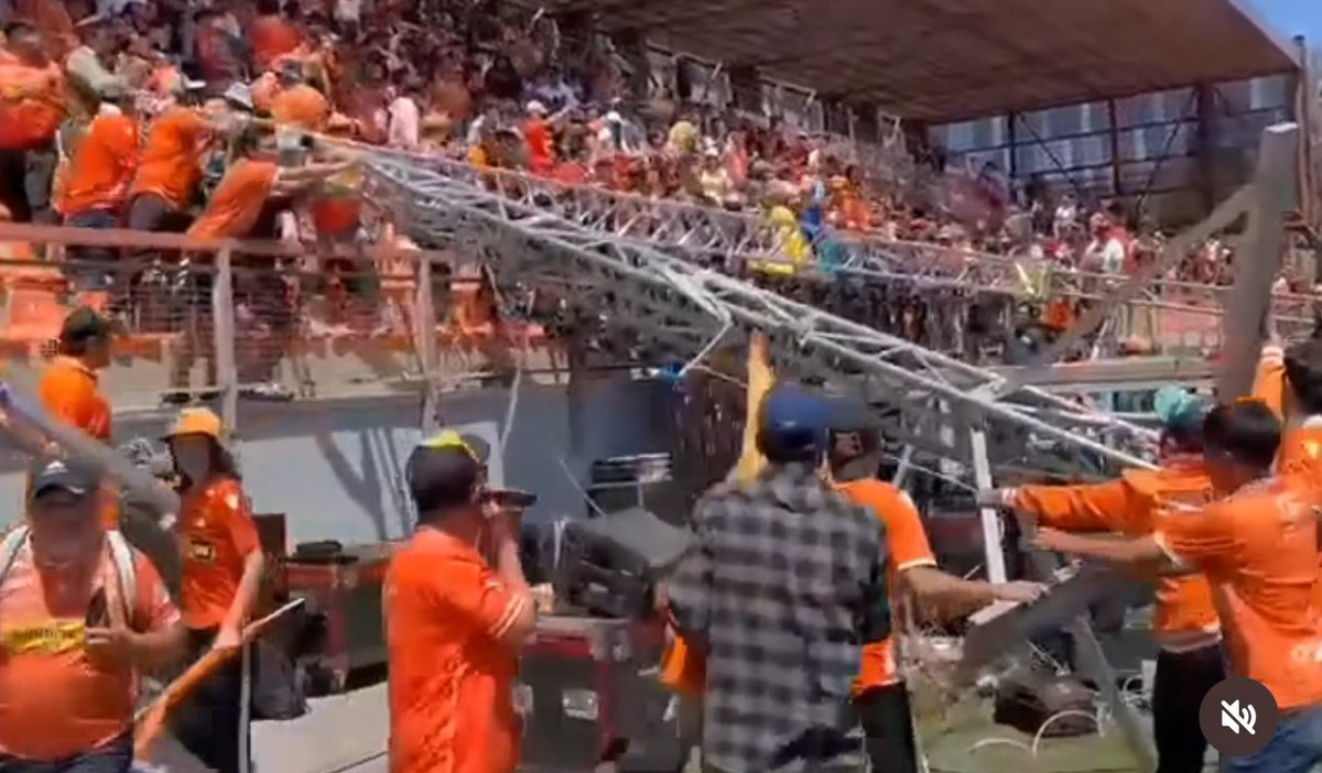 ciudadanovidela's tweet photo. Estamos muy preocupados por el estado de salud de Dahely Escobar de #Calama. 🙏🏻

Lamentablemente quedó con graves fracturas en la columna en la caída de una pantalla en el estadio. Además apoyaremos con todo a la familia para trasladarla. 🏥✈️

Estamos en contacto con el director del Hospital y seguiremos muy de cerca este caso. 

#VidelaDiputado #Antofagasta