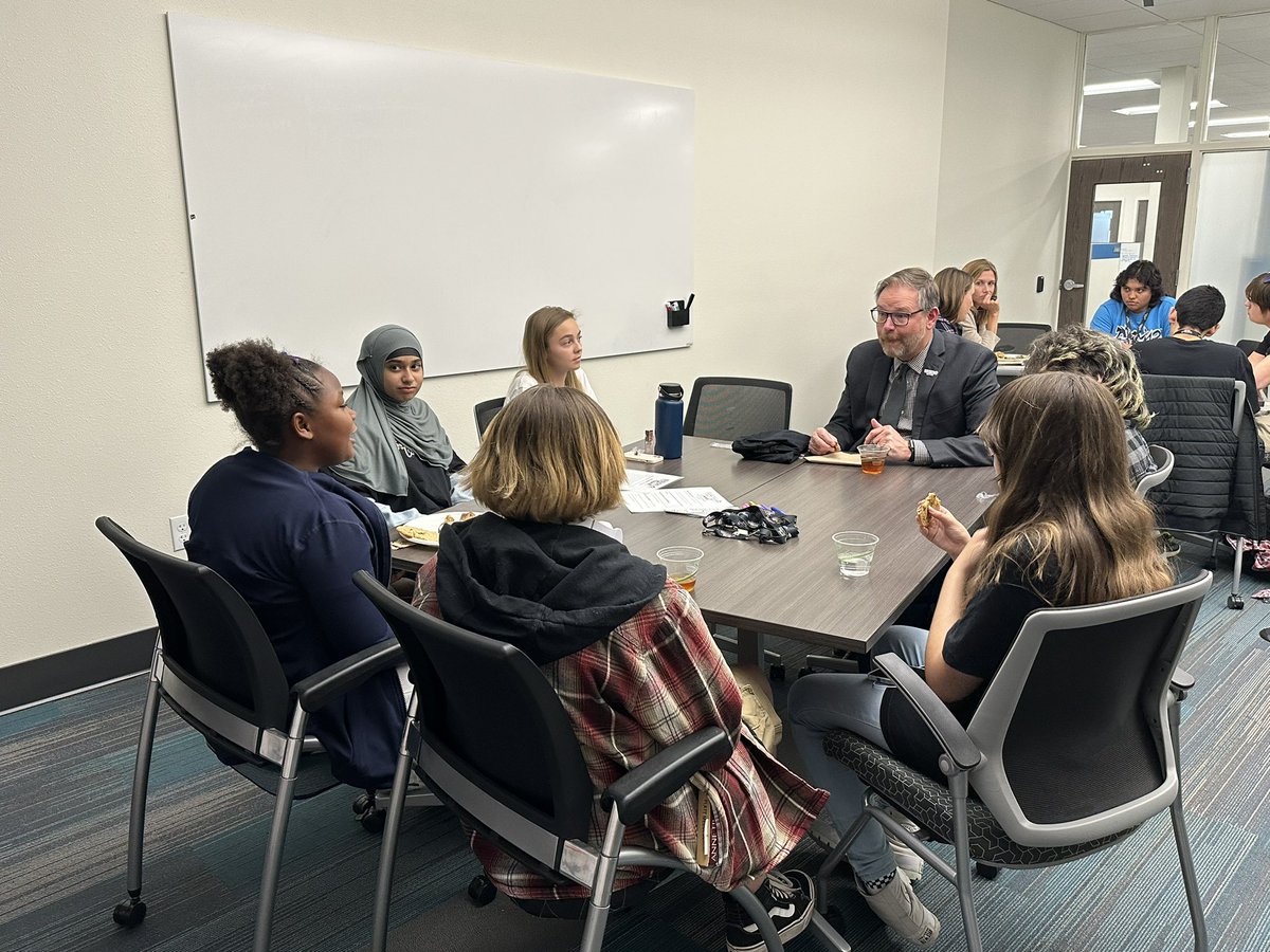 BVSDcolorado's tweet photo. Tonight the #BVSDYouthEquityCouncil sat down for a nice dinner with Board of Education members,  Superintendent @Dr_Rob_Anderson and Deputy Superintendent @DrLoradelaCruz1. #BVSDProud #BVSDisThePlacetoBe #ExcellenceThroughEquity https://t.co/rDHgCwabr0
