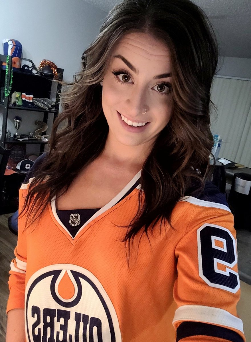 Got the jersey on tonight, now we're ready for a win ☺️🏒🙌 #LetsGoOilers