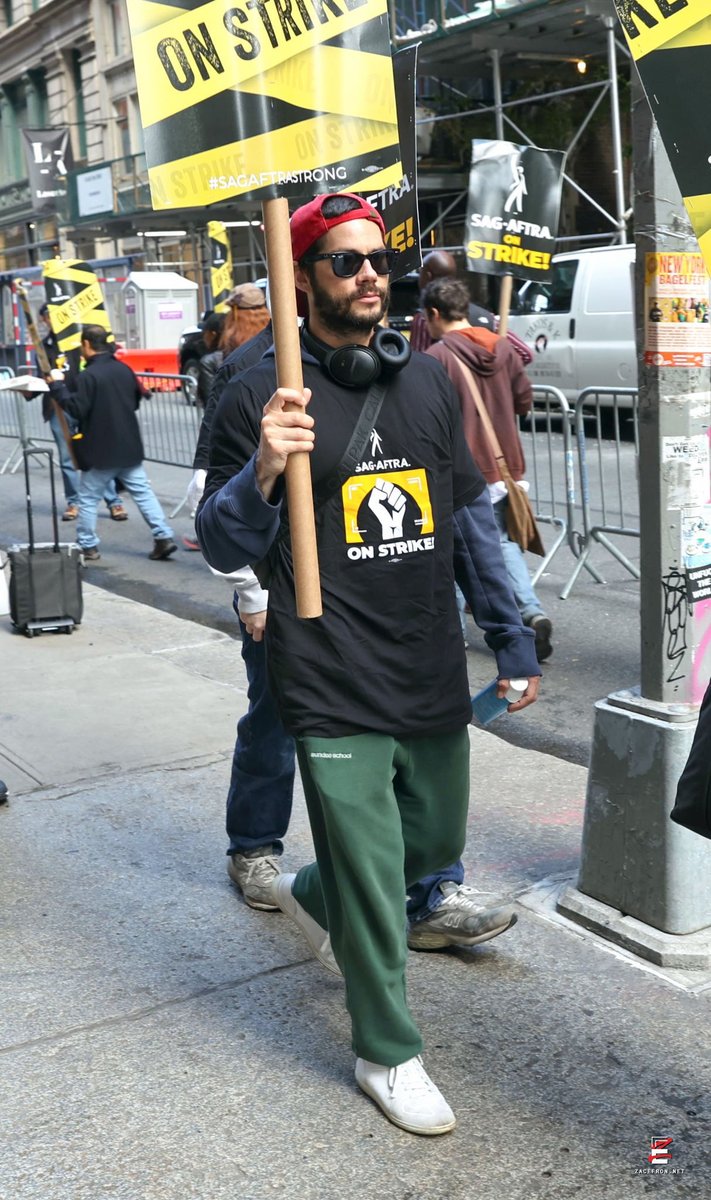 dylanobriencom's tweet photo. 📸 Dylan O'Brien at a SAG-AFTRA strike today in NYC (October 17, 2023) https://t.co/3aB3vdRAGb