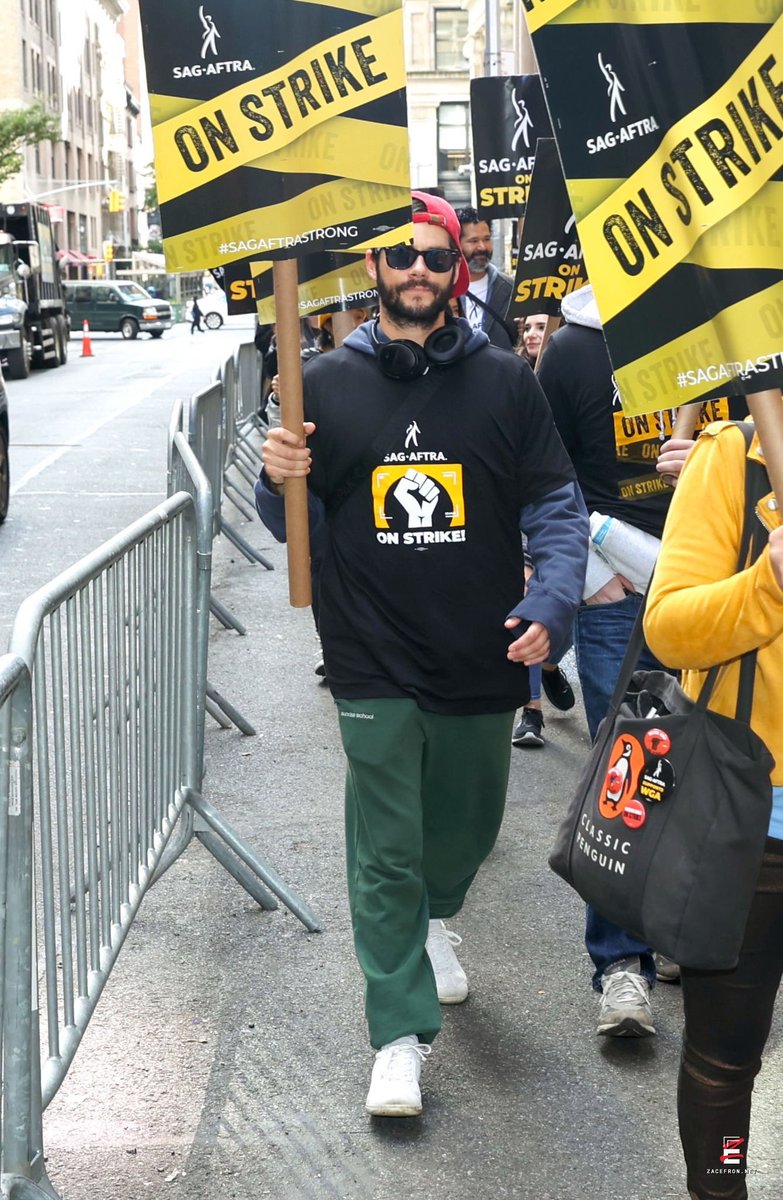dylanobriencom's tweet photo. 📸 Dylan O'Brien at a SAG-AFTRA strike today in NYC (October 17, 2023) https://t.co/3aB3vdRAGb