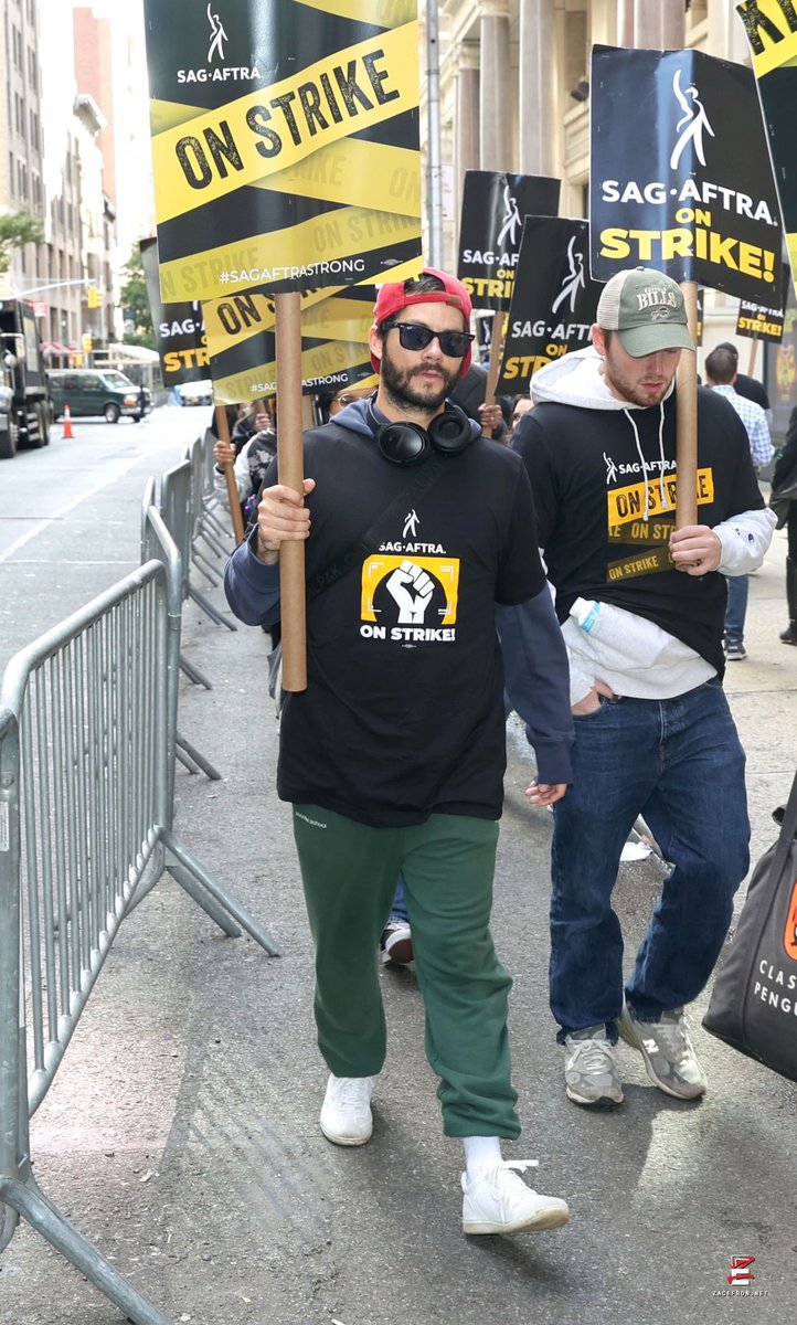 dylanobriencom's tweet photo. 📸 Dylan O'Brien at a SAG-AFTRA strike today in NYC (October 17, 2023) https://t.co/3aB3vdRAGb