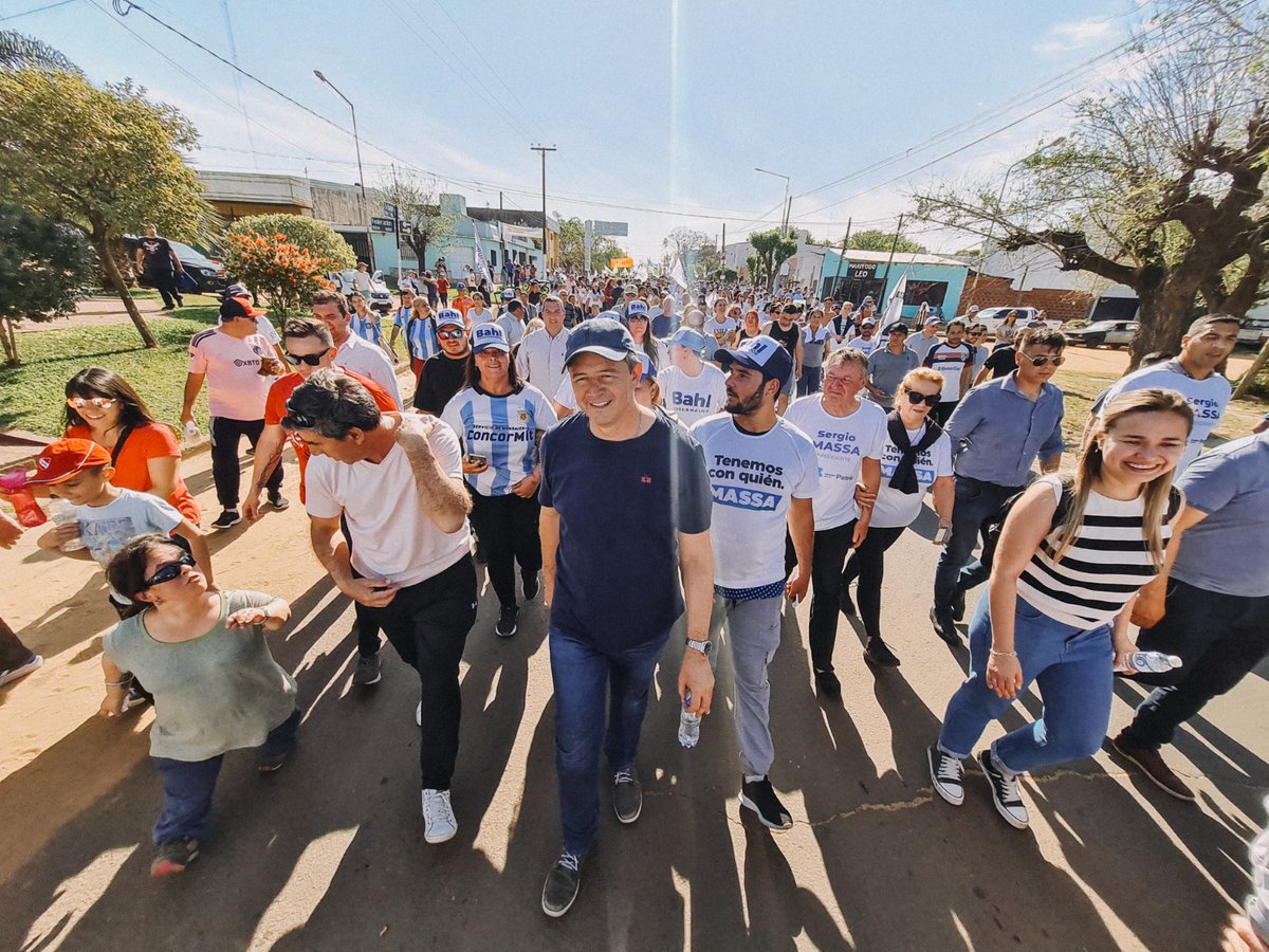 adanhbahl's tweet photo. Caminata por Entre Ríos. Nos movilizamos a lo largo y ancho de la provincia para cuidar lo que logramos e ir por más. Unidos hacia el 22 de octubre, vamos por una provincia con más producción, trabajo y oportunidades para todos. 

Gracias Concordia por el cariño #DíaDeLaLealtad https://t.co/c9H7gMPcfs
