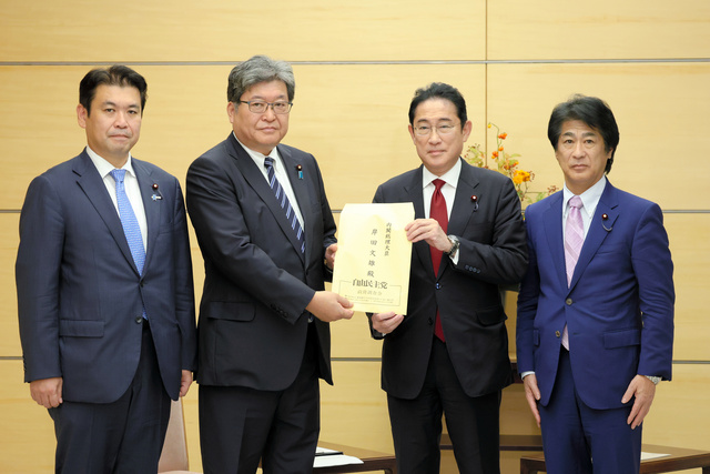livedoornews's tweet photo. 【人材流出抑止へ】介護職"月6千円賃上げ案"で最終調整、来年2月の実施目指す 政府
https://t.co/8UVe3X0wgx

今年の春闘では全産業平均で3.6%の賃上げがあった一方、介護や医療では1%台に留まった。別業種への人材の流出も起き、深刻な労働力不足を止めるためにも緊急の処遇改善策が必要と判断した。 https://t.co/GZMdB3cn8T