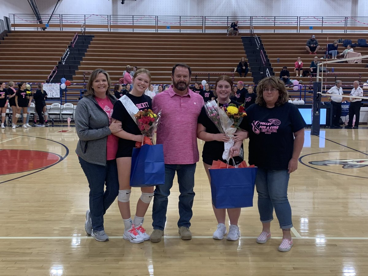 Celebrating our amazing volleyball seniors tonight!  Congrats Class of 2024 🎓🏐