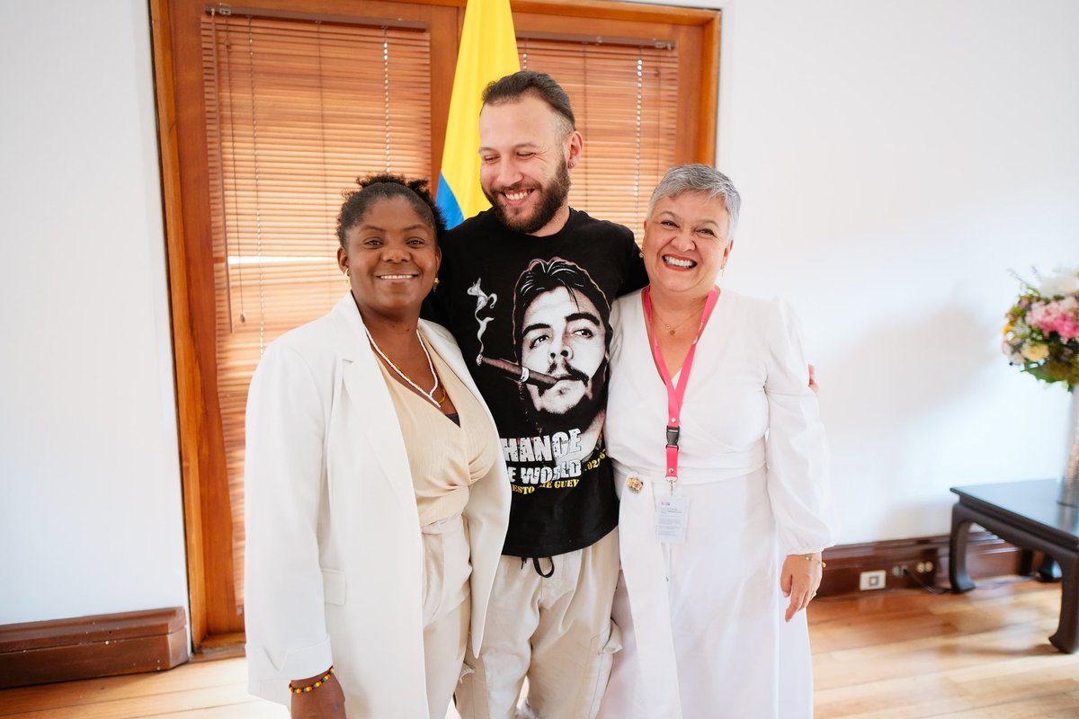 Gracias por la confianza vicepresidenta y Ministra <a href="/FranciaMarquezM/">Francia Márquez Mina</a> es un honor para mi hacer parte del Ministerio de la Igualdad y la Equidad dirigiendo el viceministerio de las poblaciones y territorios excluidos y la superación de la pobreza.
Daré todo de mí para velar por los