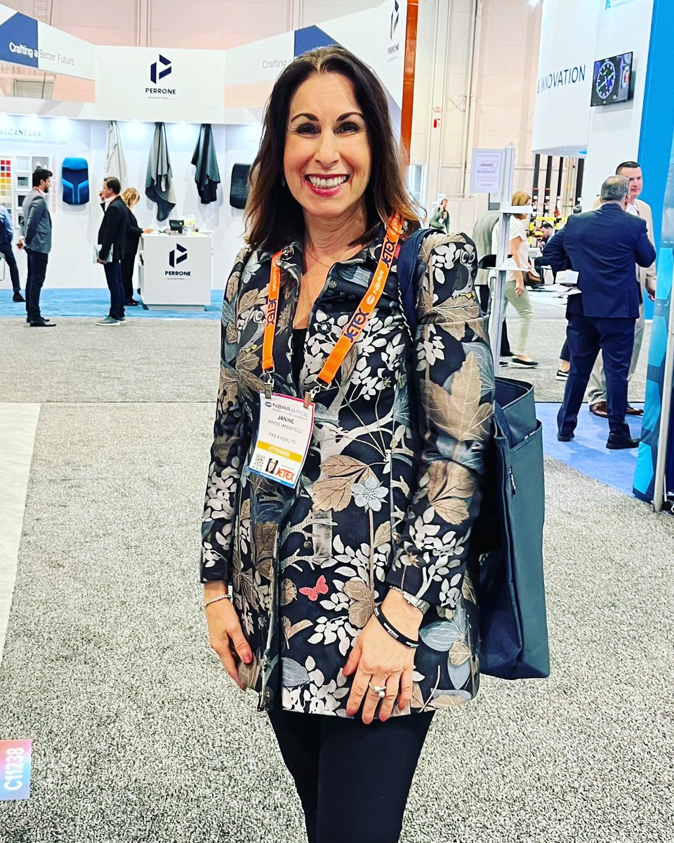 IndFalconAir's tweet image. Spotted at #NBAA2023! It’s the Falcon Lady herself, aviation and Falcon expert Janine Iannarelli enjoying the first day of a really great show #bizavworks #iflyfalcon @ParAvionLtd
