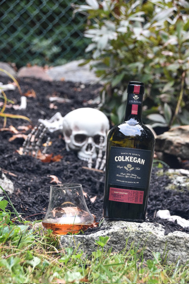 𝙁𝙖𝙡𝙡 𝙞𝙣 𝙖 𝙂𝙡𝙖𝙨𝙨 Colkegan #AmericanSingleMalt #Whiskey is made with 100% Malted Barley & aged for at least 3 yrs. 30% of barley is smoked with Mesquite before distillation. Colkegan Apple #Brady Finished gives Honey Apple Cider flavors #Whisky #NewMexico #Spooktober