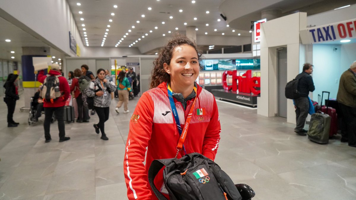 COM_Mexico's tweet photo. Ya se encuentran en tierras panamericanas la gimnasta @alexa_moreno_mx, la raquetbolista @paolongoria y la velerista Mariana Aguilar con el ánimo al máximo en su llegada a @santiago2023.

#TodosSomosOlímpicos https://t.co/0abBwD0Xcy