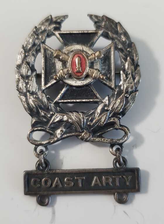 (Unofficial) Expert Marksman Badge: Coast Artillery, with 'COAST ARTY' Bar.
California Military Department Historical Collection
#CoastalArtillery #RedLegs #WarrantOfficer