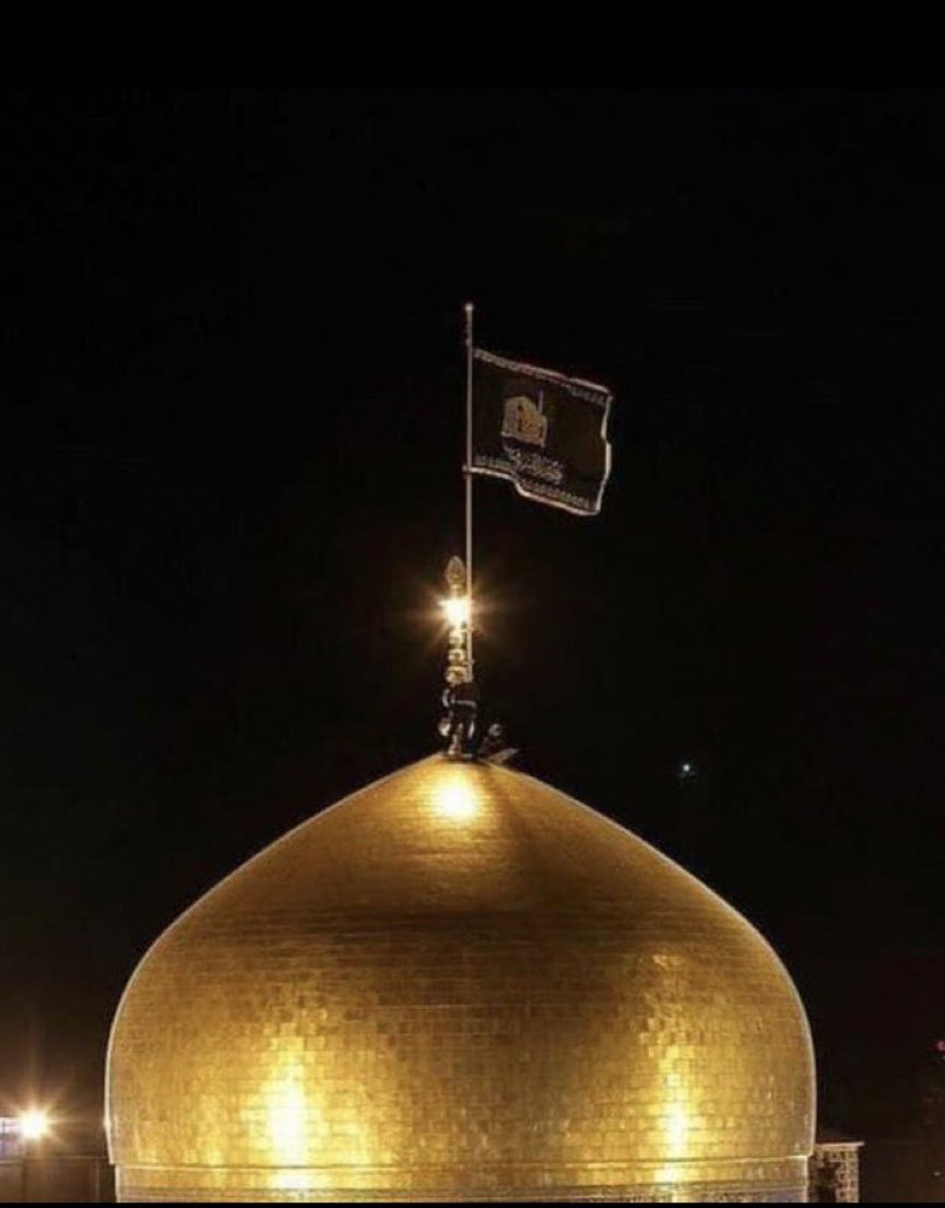 🚨| URGENTE‼️ Por primera vez en la historia se iza una bandera negra sobre el santuario del Imam Reza en Irán. Simbolismo en la tradición histórica islámica de guerra o venganza. ⚠️ Occidente está bajo amenaza.