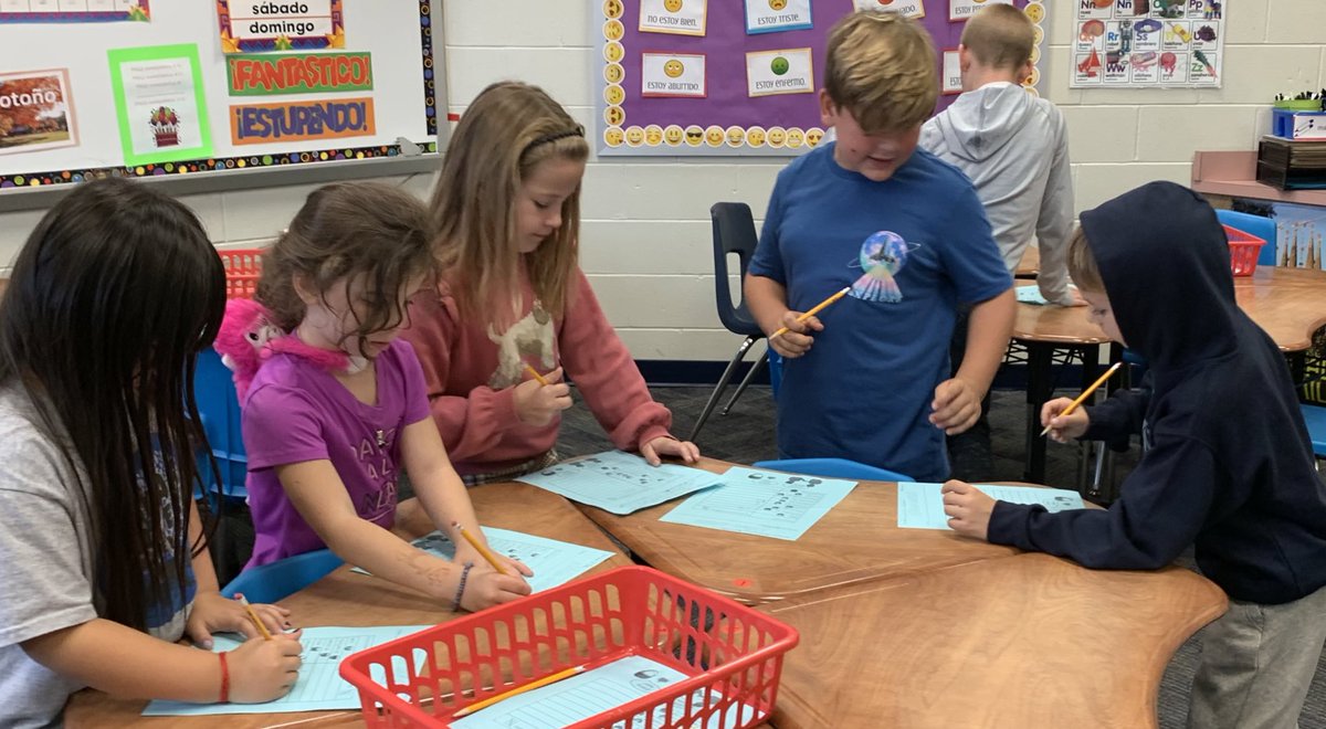¿Cómo estás? 2nd grade practices emociones vocabulario with a feeling survey en la clase de español! #beartavernpride