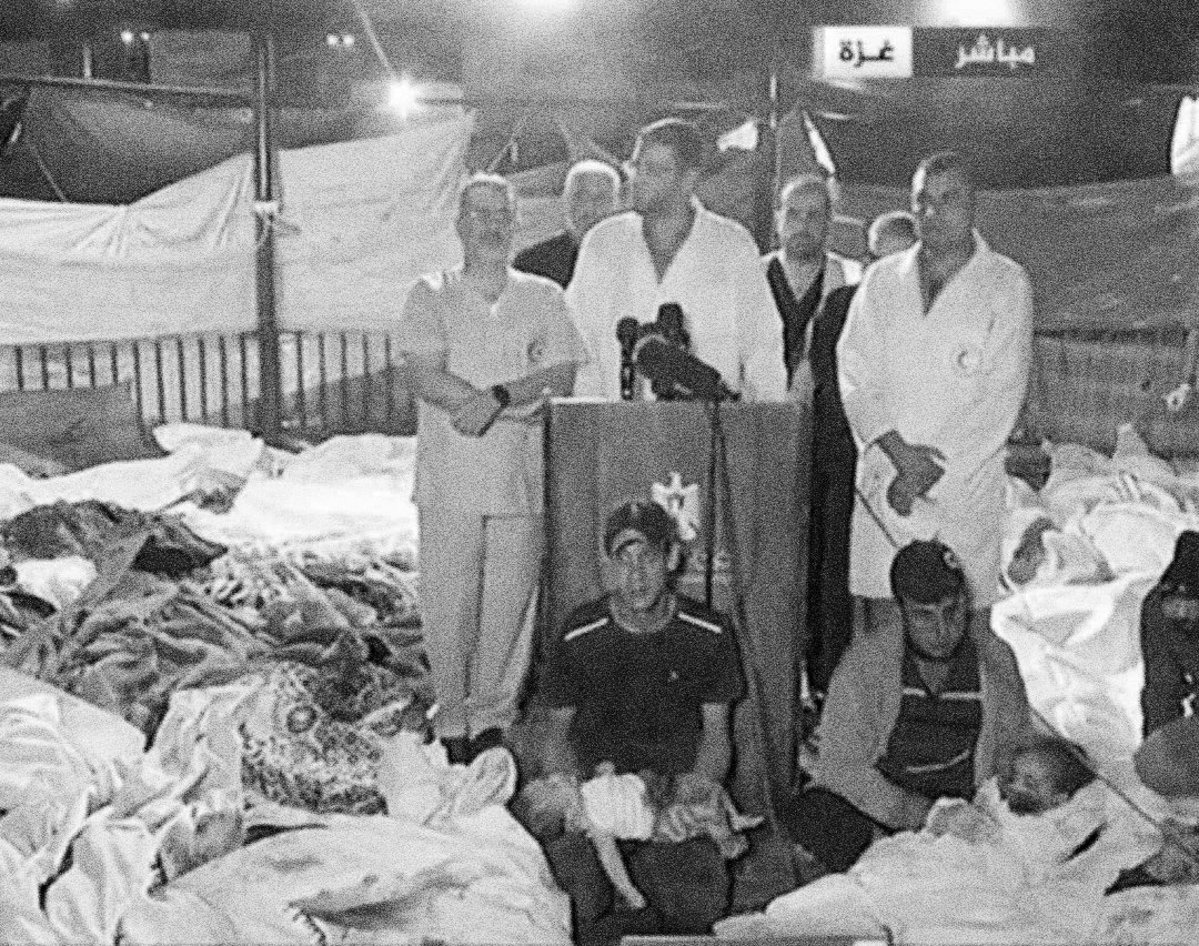 MustafaFalla's tweet photo. أنا الفلسطينيُ بعد رحلةِ الضياع والسرابْ
اطلعُ كالعشبِ من الخرابْ
اضيءُ كالبرقِ على وجوهكمْ 
اهطلُ كالسحابْ
أطلعُ من صوت أبي..
من وجهِ أمي الطيب الجذابْ
افتحُ باب منزلي..
ادخلهُ من غير أن أنتظر الجوابْ 
لأنني أنا.. السؤالُ والجوابْ.
#Gaza
#Netanyahu_A_criminal_of_war https://t.co/zRe1fpwHZk