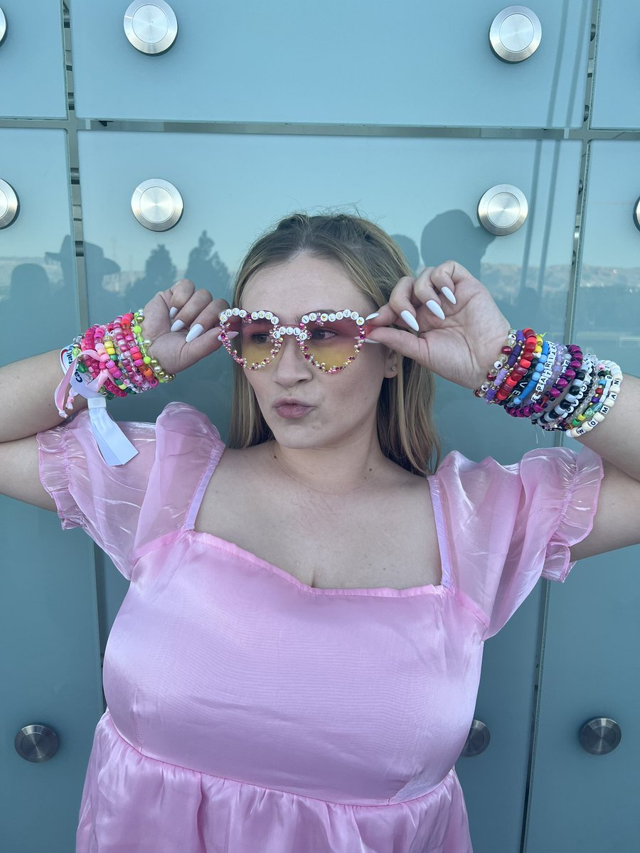 End_Game_Swift's tweet image. #seniorswiftie time !! hi guys, im emma!  
✨ i am 25 
✨ a swiftie since 2006
✨ the BIGGEST rep and lover stan 
✨ i’ve seen Taylor 5 times 
✨ haven’t met Taylor (yet 🤞🏻) 
im so excited to make some new swiftie friends!! 🫶🏻