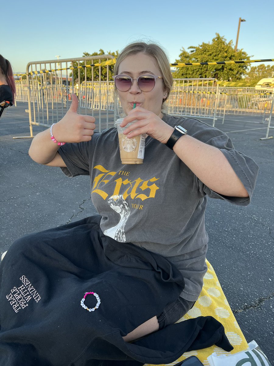 End_Game_Swift's tweet image. #seniorswiftie time !! hi guys, im emma!  
✨ i am 25 
✨ a swiftie since 2006
✨ the BIGGEST rep and lover stan 
✨ i’ve seen Taylor 5 times 
✨ haven’t met Taylor (yet 🤞🏻) 
im so excited to make some new swiftie friends!! 🫶🏻